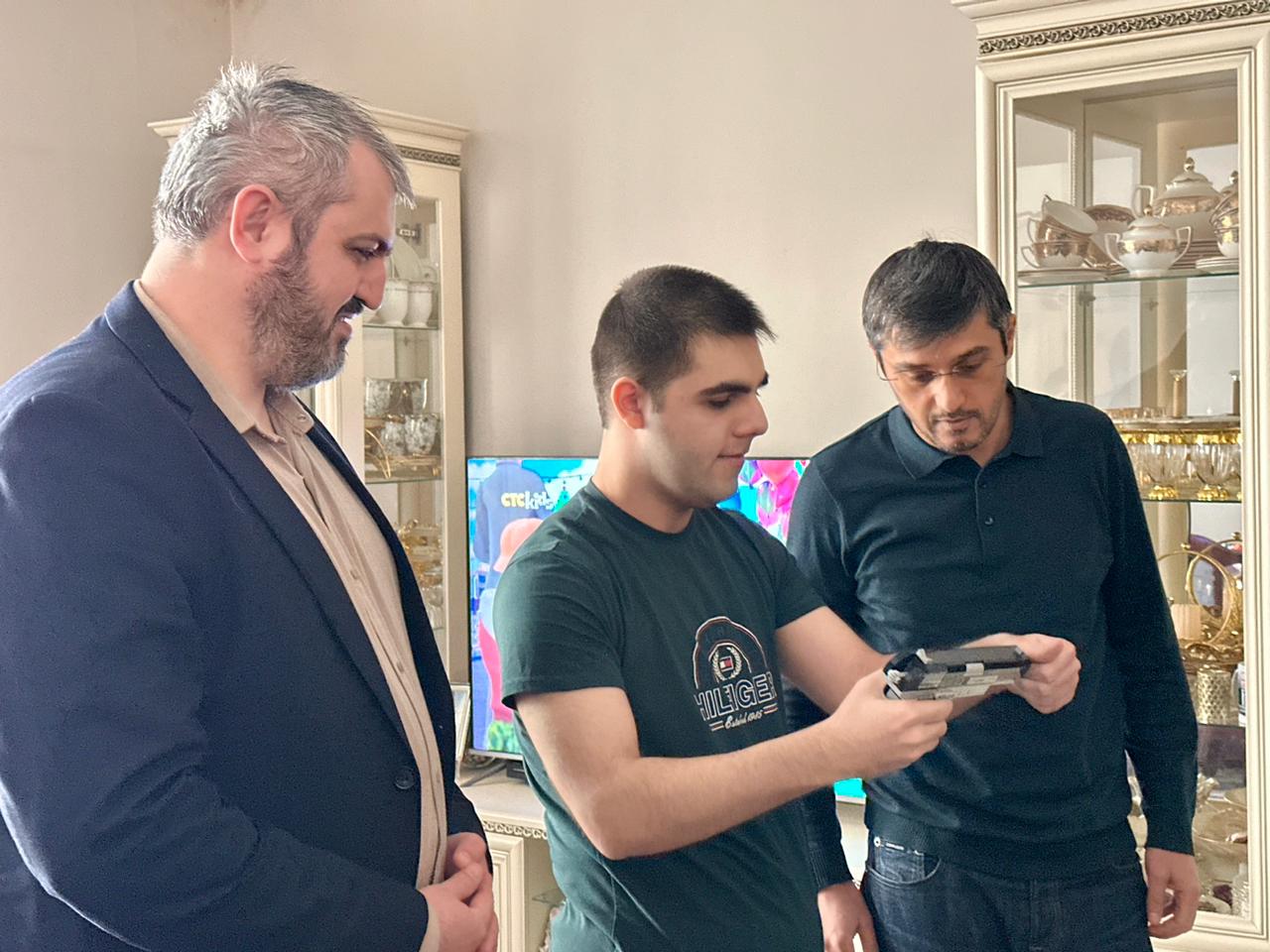 Сотрудники Миннаца Дагестана посетили семью участника СВО Арифа Рамазанова